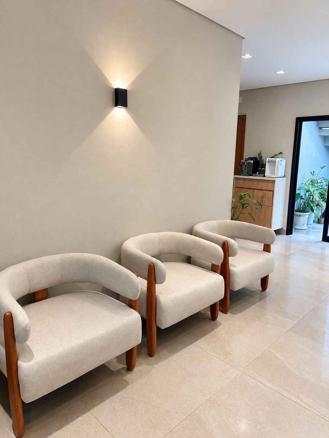 Sala de espera com poltronas e cantinho de café